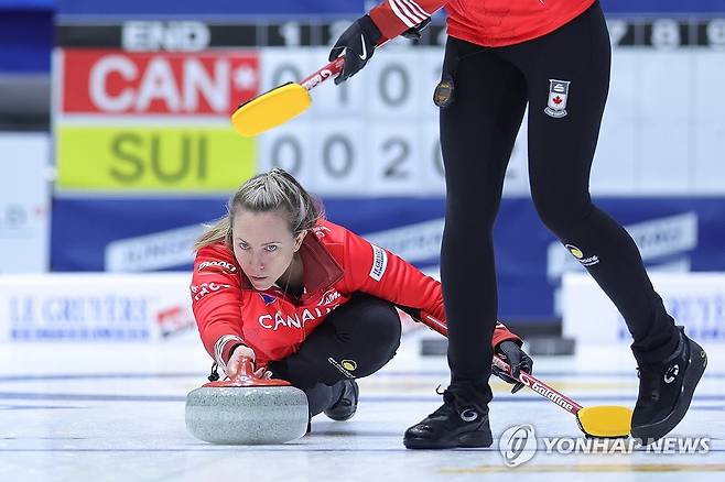 투구하는 호먼 (의정부=연합뉴스) 임병식 기자 = 20일 의정부실내빙상장에서 열린 2025 LGT 세계여자컬링선수권대회 캐나다와 스위스 경기에서 캐나다 스킵 레이철 호먼이 투구하고 있다. 2025.3.20 andphotodo@yna.co.kr