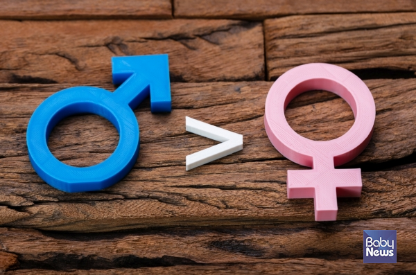 직장이 절반이 성별에 따른 중요한 임금, 승진, 채용 등 직장 내 다양한 영역에서 성차별이 만연하다고 인식했다. ⓒ베이비뉴스