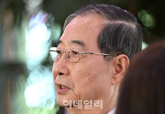 [이데일리 방인권 기자] 헌법재판소에서 탄핵소추안이 기각되면서 직무에 복귀한 한덕수 국무총리가 24일 오전 서울 종로구 정부서울청사로 직무복귀 하며 취재진에 입장을 밝히고 있다.