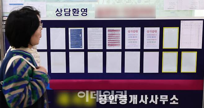 토지거래허가구역이 서울 강남·서초·송파·용산구로 확대된 24일 서울 송파구의 한 공인중개사 사무소에 매물 정보란이 비어있다. (사진=방인권 기자)