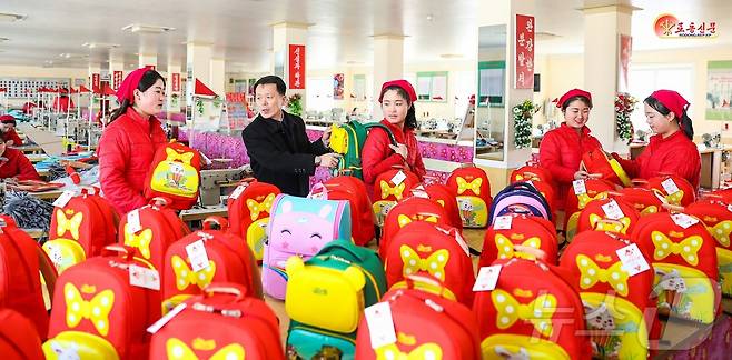 (평양 노동신문=뉴스1) = 북한 노동당 기관지 노동신문은 24일 "후대들을 위한 사회주의적 시책은 드팀없이 집행되고 있다＂라면서 ＂전국의 소학교, 초급중학교, 대학신입생들을 위한 학생교복, 신발, 가방생산이 결속됐다＂라고 보도했다. [국내에서만 사용가능. 재배포 금지. DB 금지. For Use Only in the Republic of Korea. Redistribution Prohibited] rodongphoto@news1.kr