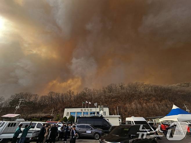 경북 의성군 산불 사흘째인 24일 오후 강풍을 타고 확산된 산불이 산불지휘본부가 있는 안평면사무소 뒷산까지 번져 벌건 불길과 함께 흰 연기가 치솟고 있다. 2025.3.24/뉴스1 ⓒ News1 신성훈 기자