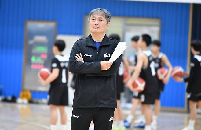 2024 KBL 유스 엘리트 캠프 당시 이상범 감독. 2024~2025시즌 하나은행 신임 감독으로 선임됐다. 사진 | KBL