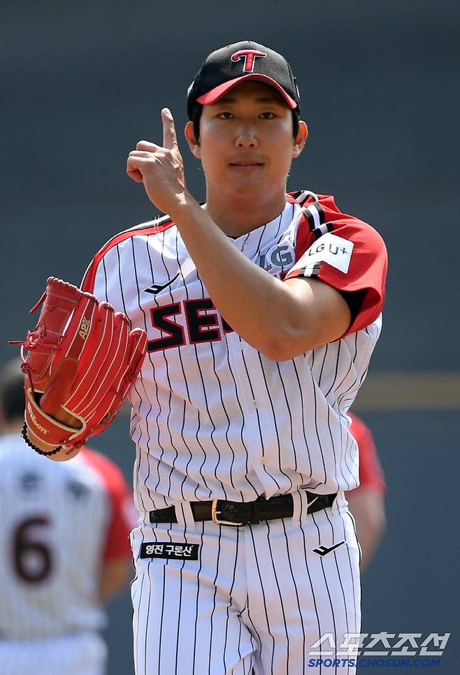 23일 잠실구장에서 열린 LG 트윈스와 롯데 자이언츠의 경기. LG 손주영이 몸을 풀고 있다. 잠실=박재만 기자 pjm@sportschosun.com/2025.03.23/