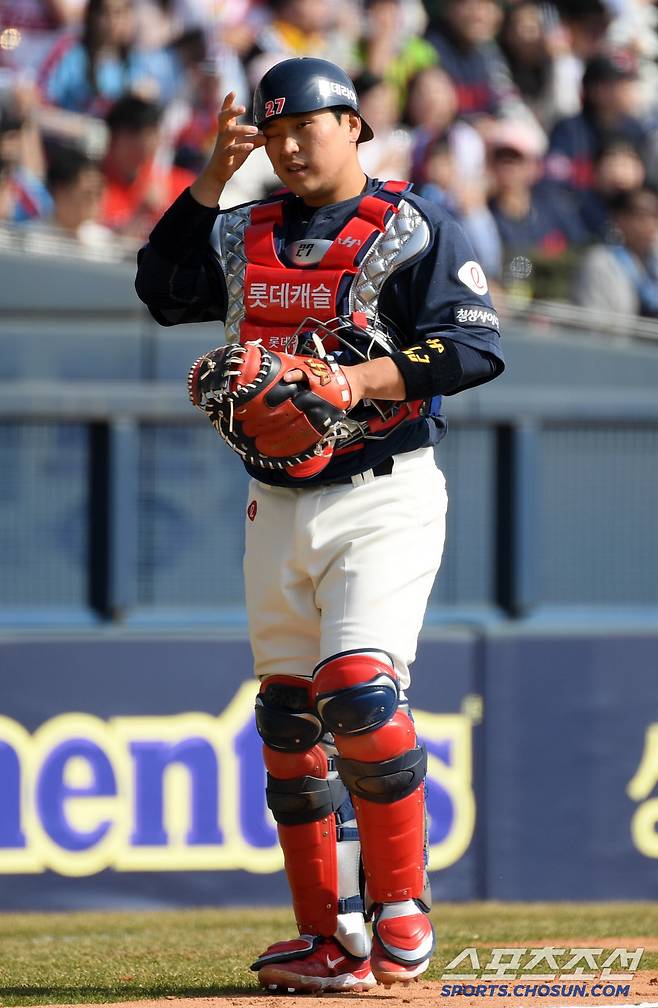 1회 송구 실책에 이어 3회 폭투까지 오랜만에 나선 경기에서 진땀을 흘린 유강남.