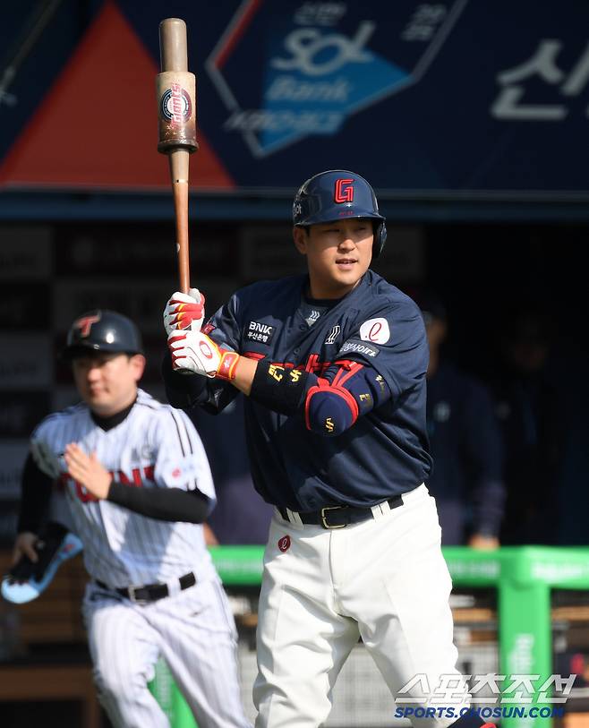 롯데 유니폼을 입고 설레는 마음으로 들어선 잠실구장 첫 타석.