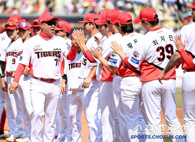 22일 광주KIA챔피언스필드에서 열린 NC와 KIA의 개막전, KIA 이범호 감독이 선수 소개때 선수들과 하이파이브를 하고 있다. 광주=허상욱 기자wook@sportschosun.com/2025.03.22/
