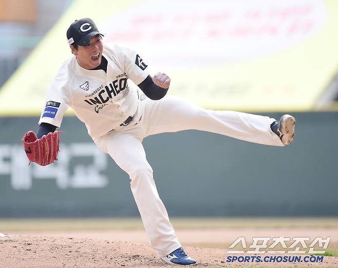 23일 인천 SSG랜더스필드에서 KBO리그 SSG와 두산의 경기가 열렸다. 6회 혼신을 다해 투구하는 SSG 김광현. 인천=송정헌 기자songs@sportschosun.com/2025.03.23/