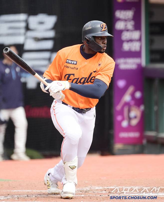 13일 부산 사직구장에서 열린 KBO리그 시범경기 롯데와 한화의 경기. 타격하고 있는 한화 플로리얼. 부산=송정헌 기자songs@sportschosun.com/2025.03.13/