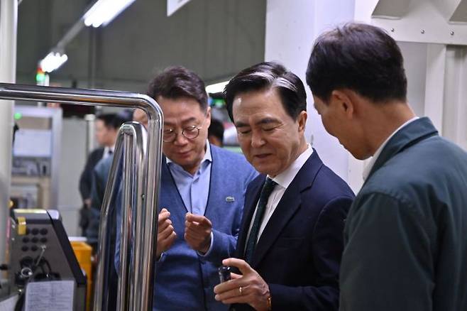 김태흠 충남지사가 24일 당진에 있는 리튬전지 생산업체인 비츠로셀를 방문한 모습. (충남도 제공)