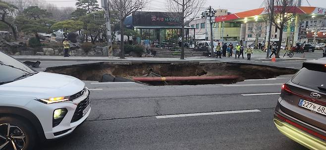 24일 서울 강동구 명일동의 한 도로에 싱크홀이 발생했다. /독자 제공