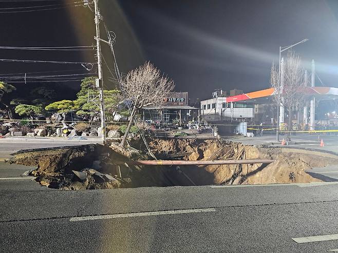 24일 서울 강동구 명일동의 한 도로에 싱크홀이 발생했다. /김병권 기자
