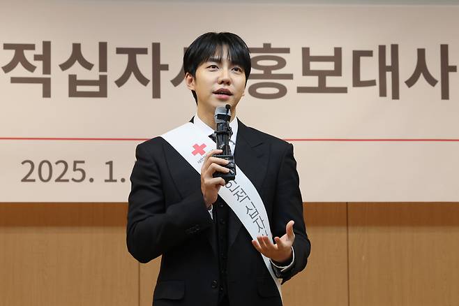 대한적십자사 홍보대사로 위촉된 이승기가 7일 오전 서울 중구 대한적십자사 서울사무소에서 김철수 대한적십자사 회장으로부터 위촉패를 전달받은 뒤 소감을 밝히고 있다. /연합뉴스