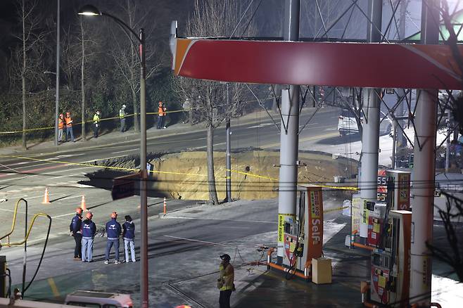 (서울=뉴스1) 이승배 기자 = 24일 오후 서울 강동구 대명초등학교 인근 사거리에서 싱크홀(땅 꺼짐) 사고가 발생해 현장이 통제되고 있다. 2025.3.24/뉴스1