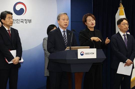 이주호 부총리 겸 교육부 장관이 참석한 가운데 7일 서울 종로구 정부서울청사에서 열린 학생 복귀 및 의대교육 정상화 브리핑에서 의과대학 선진화를 위한 총장협의회 회장단 양오봉 전북대 총장이 발언하고 있다. 연합뉴스