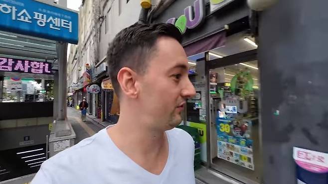 외국 유튜버가 한국 여행하다가 목격한 진귀한 장면 ㅋㅋ