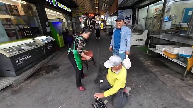 외국 유튜버가 한국 여행하다가 목격한 진귀한 장면 ㅋㅋ