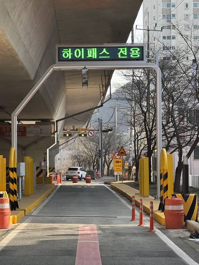 광주광역시는 제2순환도로 학운IC 진출로(Ramp-A, 두암·각화→학운교차로 방면)에 1개 차로를 추가 신설하고 하이패스 시스템<사진>을 도입해 오는 31일 오후 2시 정식 개통한다고 밝혔다. 광주광역시 제공