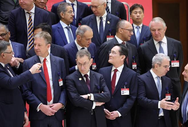 중국 베이징에서 열린 고위급 발전포럼(CDF)에 2년만에 참석한 이재용(오른쪽 끝에서 3번째) 삼성전자 회장이 23일 리창 중국 총리 등과 함께 가장 앞자리에서 기념사진을 찍으며 윗줄의 누군가를 쳐다보고 있다. 연합뉴스