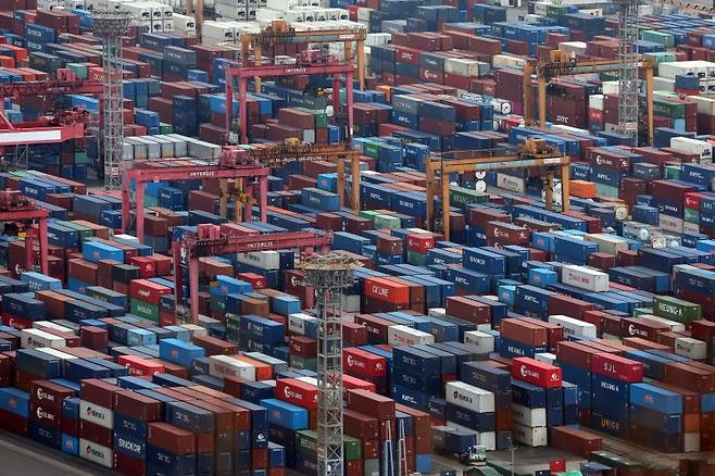 부산 남구 감만부두 야적장에 수출입 컨테이너가 쌓여 있다. 뉴시스