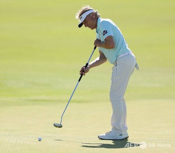 미국프로골프(PGA) 챔피언스투어에서 새로운 역사를 써 내려가고 있는 독일의 골프 선수 베른하르트 랑거가 퍼팅을 하는 모습이다. 사진제공=ⓒAFPBBNews = News1