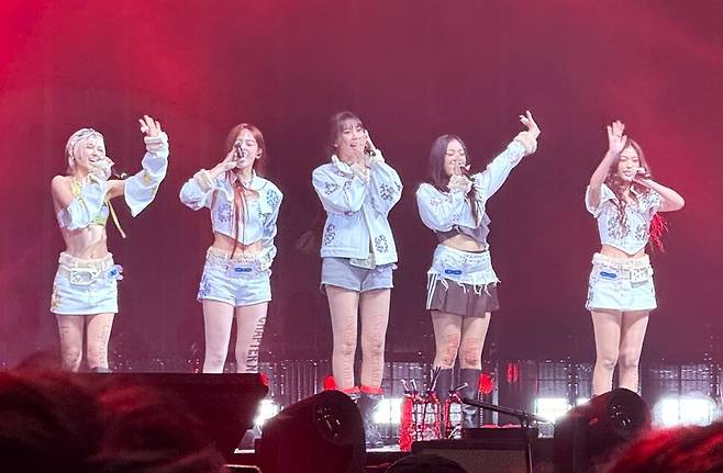 뉴진스가 23일 밤 홍콩 레이더우구 아시아월드 엑스포에서 열린 ‘컴플렉스콘 홍콩’ 공연에서 인사하고 있다. 홍콩/이정국 기자