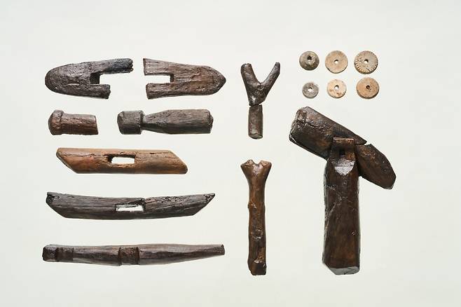 봉황동 유적에서 나온 다양한 모양새의 목기들. 천을 짜는 직기에 들어간 부속 도구들과 물레로 실을 잣을 때 끼워 쓰는 가락바퀴들이다. 국립가야문화유산연구소 제공