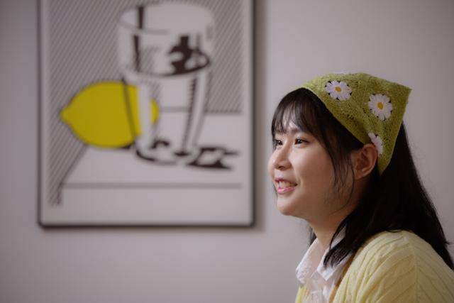 장편소설 '낭만 사랑니'를 최근 출간한 청예 작가는 지난 14일 서울 마포구 한 카페에서 한국일보와 만나 "사람들이 좀 더 행복해졌으면 좋겠다. 자기 행복을 위해 다른 사람의 행복도 지켜줬으면 좋겠다"고 말했다. 하상윤 기자