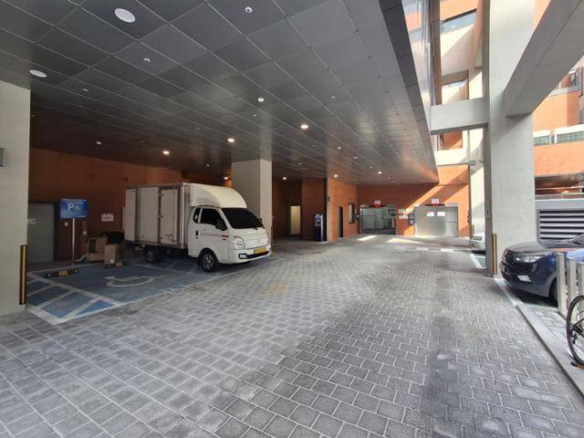 18일 찾아간 서울 강동구 길동 청년안심주택 A동 외부 주차장. 거주자는 안쪽 기계식 주차장을 이용해야 한다. 김민호 기자