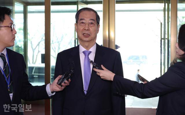 직무 복귀한 한덕수 대통령 권한대행 국무총리가 24일 정부서울청사로 출근하며 취재진의 질문에 답하고 있다. 왕태석 선임기자