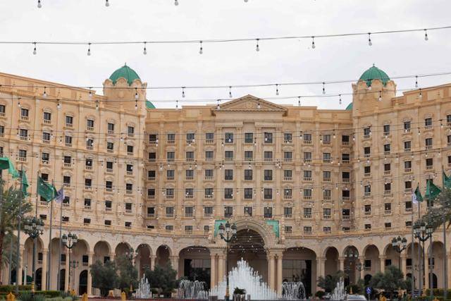 23일 우크라이나와 러시아 간 전쟁 중단을 의제로 한 미국과 우크라이나 대표단 간 협상이 진행 중인 사우디아라비아 리야드의 리츠칼튼 호텔 전경. 리야드=AFP 연합뉴스