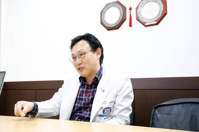 18일 서울 강동구 소재 강동경희대병원에서 신원철 신경과 교수가 수면의 중요성에 대해 설명하고 있다. 강동경희대병원 제공