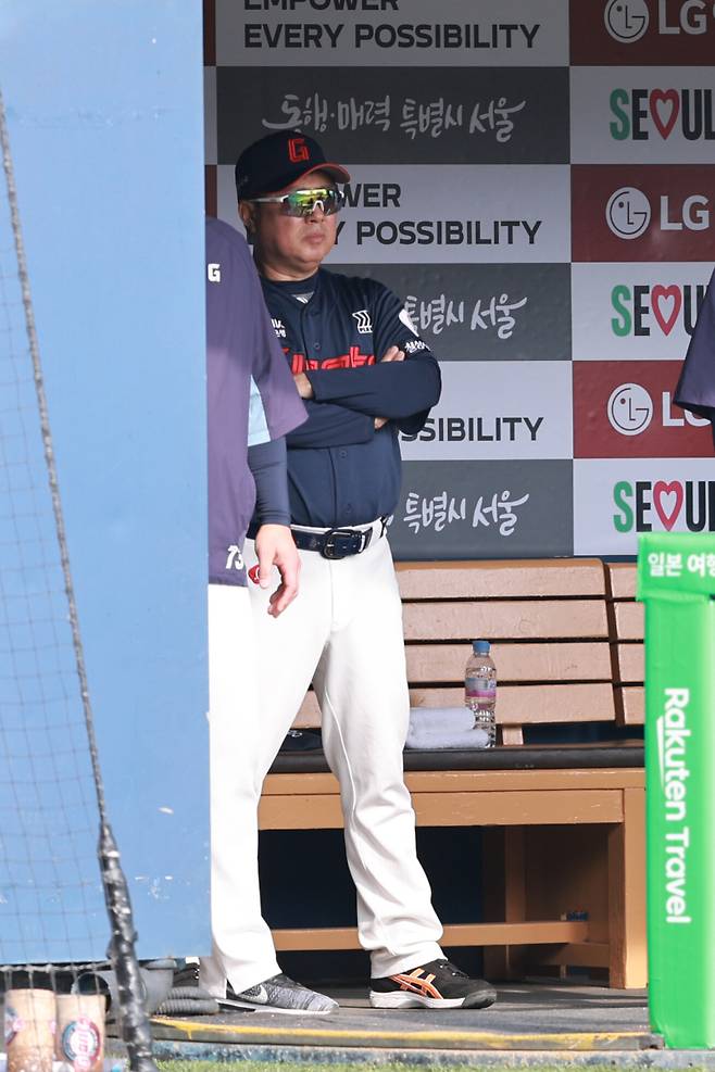 <yonhap photo-5867="">(서울=연합뉴스) 신현우 기자 = 23일 서울 잠실야구장에서 열린 프로야구 2025 신한 SOL 뱅크 KBO리그 롯데 자이언츠와 LG 트윈스의 경기. 롯데 김태형 감독이 경기를 지켜보고 있다.&nbsp;</yonhap>