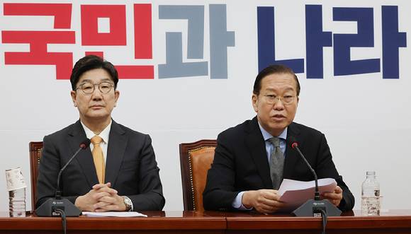 권영세 국민의힘 비상대책위원장과 권성동 원내대표가 24일 오전 국회에서 한덕수 국무총리 탄핵 기각 관련 입장을 발표하고 있다.  [사진=연합뉴스]