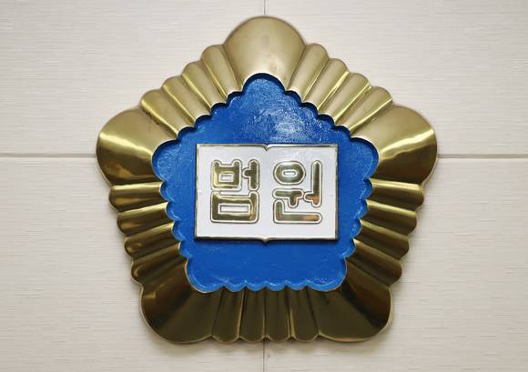 50대 유부남과 불륜 관계를 이어오다 이별 통보를 받자 그의 아내와 자녀들에게 여러 차례 연락해 공포심을 일으킨 20대 여성이 집행유예를 선고받았다. 본 기사와 무관한 이미지. [사진=연합뉴스]