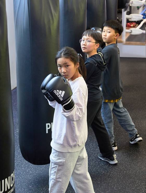 잽과 훅, 베이식 가드 등 기초적인 복싱 기술을 배운 정서우·박건우·조성윤(왼쪽부터) 학생기자가 펀칭백 앞에서 카리스마 있는 포즈를 취했다.