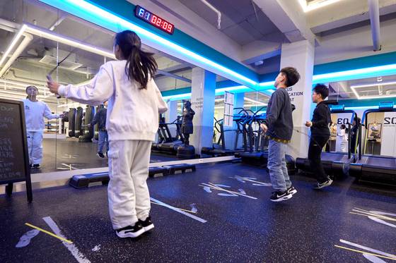 빠르고 가벼운 발놀림을 위한 기본 훈련 중 하나인 줄넘기에 도전한 소중 학생기자단.