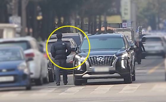 지난해 12월 대전시 서구 탄방동의 한 이면도로에서 20대 남성이 이른바 '손목치기' 수법으로 교통사고 사기범행을 저지르고 있다. 사진 대전경찰청