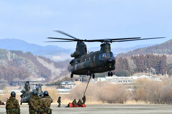 지난 3일 일본 자위대 헬기가 이와테현 오후나토시에서 발생한 산불 진압 활동을 벌인 뒤 부대로 돌아가고 있다. AFP=연합뉴스