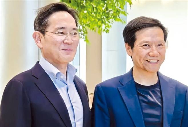 이재용 삼성전자 회장(왼쪽)이 지난 22일 중국 베이징에 있는 샤오미 전기차 공장에서 레이쥔 샤오미 회장을 만나 협력 방안을 논의했다.   시나닷컴