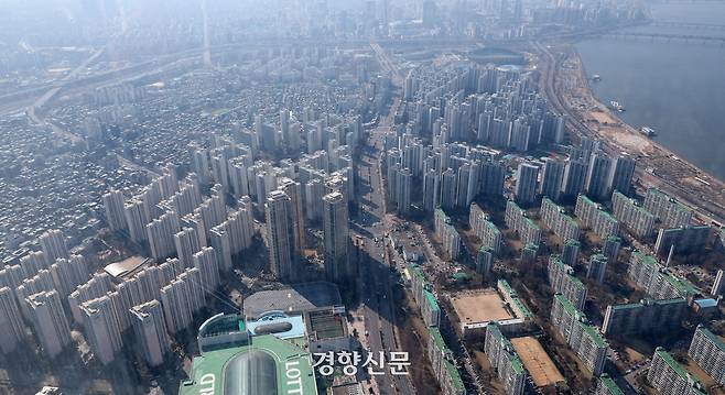지난 19일 서울 송파구 롯데월드타워에서 바라본 아파트의 모습. 권도현 기자