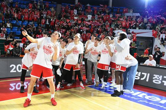 The Seoul SK Knights celebrate after securing the regular season KBL title at Jamsil Students' Gymnasium in southern Seoul on March 21.  [NEWS1]
