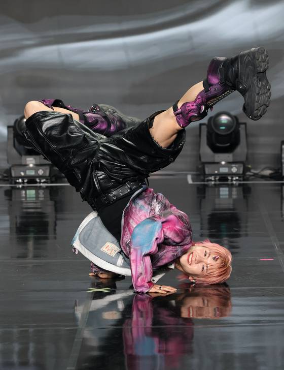 Member Hong Min-sung of boy band Newbeat pulls off b-boy moves during the band's debut showcase held on March 24 at the Ilchi Art Hall in southern Seoul. [NEWS1]