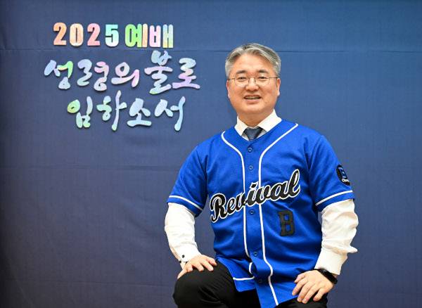 한민수 불로교회 목사가 지난 19일 인천 서구 교회에서 야구 유니폼 차림으로 자신의 목회 철학을 설명하고 있다. 한 목사는 “유초등부 예배와 전도 활동 시 다음세대와의 친근한 소통을 위해 목사 가운 대신 야구 유니폼을 입고 있다”고 말했다. 인천=신석현 포토그래퍼