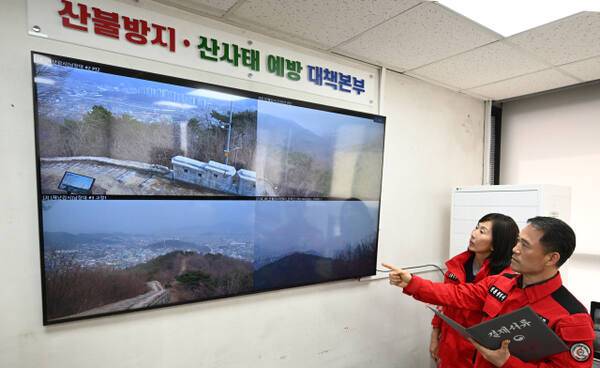 전국 곳곳에서 일어난 산불로 국가 소방동원령이 내려진 24일 인천시청 산불방지대책본부에서 담당 공무원이 산불감시 폐쇄회로(CC)TV 통합관제시스템을 확인하고 있다. 인천시는 10개 군·구의 산불발생 상황을 실시간으로 모니터링 할 수 있는 시스템을 운영하고 있다. 조병석기자