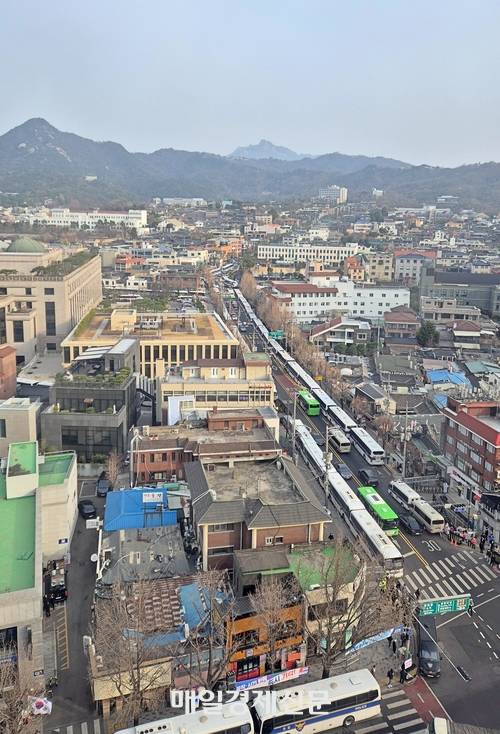 24일 오후 서울 종로구 헌법재판소 인근에 경찰 버스 차벽이 세워진 모습. [이상현 기자]