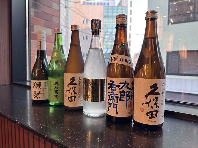 니혼슈코리아와 로스옥의 사케 페어링 리스트. 왼쪽부터 닷사이39, 코시노칸바이 아마네, 쿠보타 만주, 블랙잭 극가라구치, 쿠로에몬 야마하이준마이 아카이와오마치 나마, 쿠보타 센주. 안병준 기자