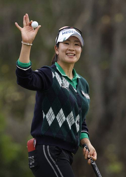 갤러리들을 향해 인사하는 김아림. 10년간의 준비가 성적으로 나타나기 시작했다고 밝히며 계속해서 발전하는 모습을 보이겠다는 각오를 드러냈다.   AFP연합뉴스