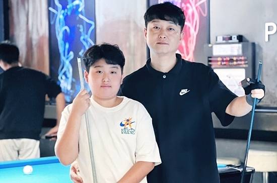 “자동차검사 일은 나중에라도 할 수 있지만, 민준이에게는 지금이 중요한 시기잖아요.” 민준이 아빠 김택균 씨는 아이 미래를 위해 15년 동안 해오던 일을 그만두고 당구코치를 하고 있다. 익산 뮤즈(NUSE)당구클럽에서 포즈를 취한 민준이와 아빠. (사진=민준이 아빠 김택균 씨)