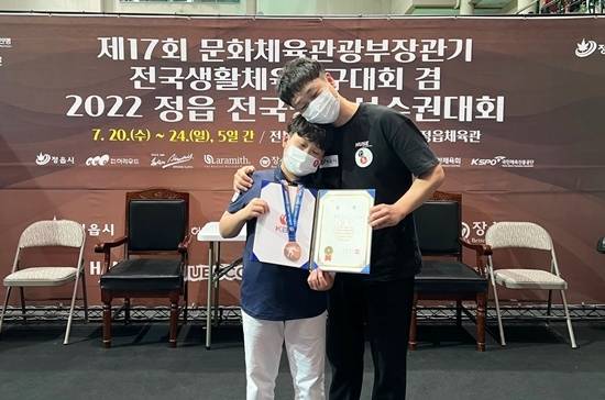 2022년 정읍에서 열린 전국당구선수권 포켓9볼 초중등부에서 입상한 후 기념촬영하고 있는 민준이와 아빠. (사진=민준 아빠 김택균 씨)